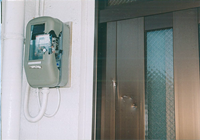ドアの横に置かれた電気メーターのガラス部分が割れている写真