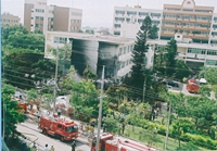 マンションの横の壁が火事で黒く焼けている様子が写った写真