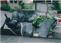 落下物が当り原付バイクが倒れている写真