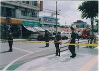 黄色い規制線のテープが貼られ自衛隊の方々が警護にあたっている写真