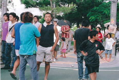 現場前の道路に多くの人が集まってきている写真