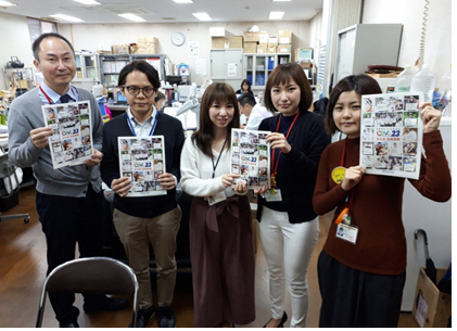 パンフレットを持った社会福祉協議会の5名の男女の皆様の写真
