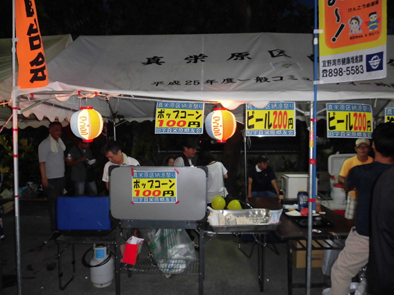 ポップコーンとビールが売られている屋台を正面から写した写真