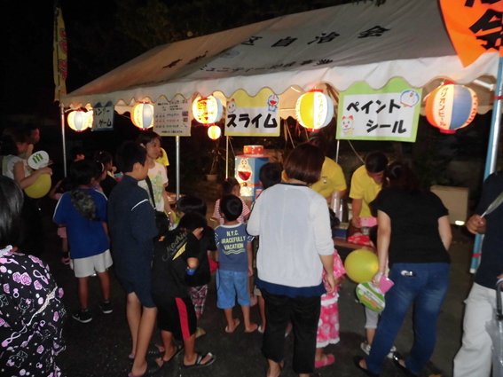 テントの中の出店にたくさんの子供達が集まっている写真