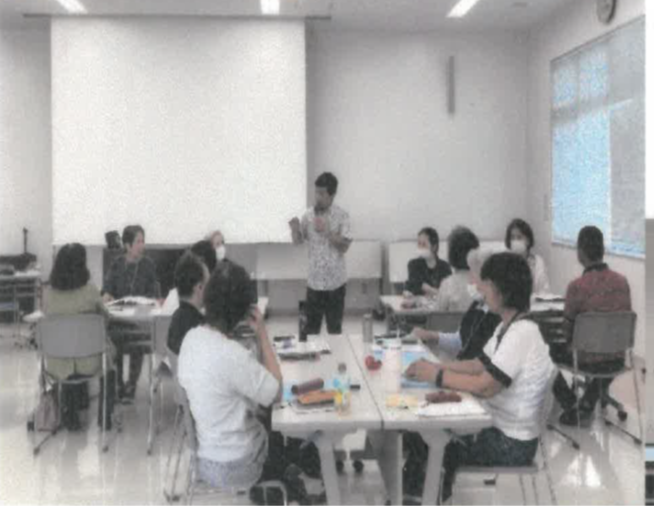 はごろも長寿大学。講師が受講者に講義をしている場面。
