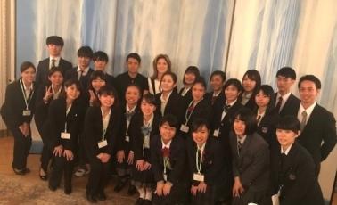 プログラムに参加した学生たちと現地スタッフとの集合写真