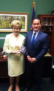 マデリーン・ボルダリオさんと市長の記念写真