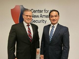 パトリック・クローニンさんと市長の記念写真