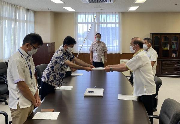沖縄防衛局長へ抗議・要請文を手交している様子