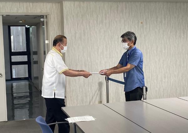 外務省沖縄担当大使へ抗議・要請文を手交している様子