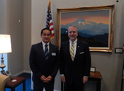 市長とダン・サリバン上院議員の記念写真