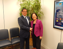 市長とメイジ―・ヒロノ上院議員の記念写真