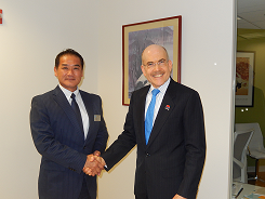 市長とジェームズ・ズムワルト会長の記念写真