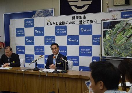 記者会見に応じている市長の写真