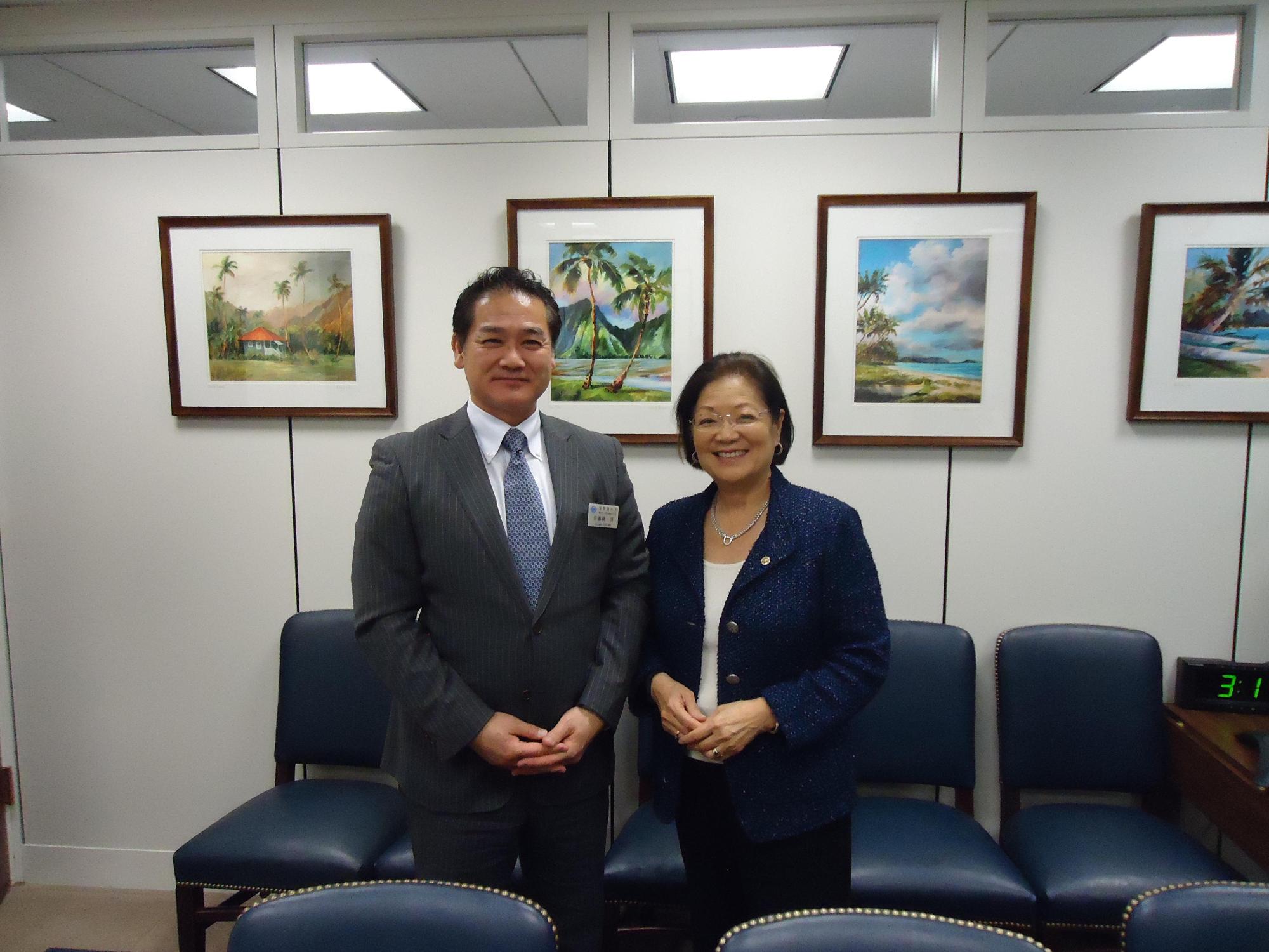 市長とメイジ―・ヒロノ上院議員の記念写真