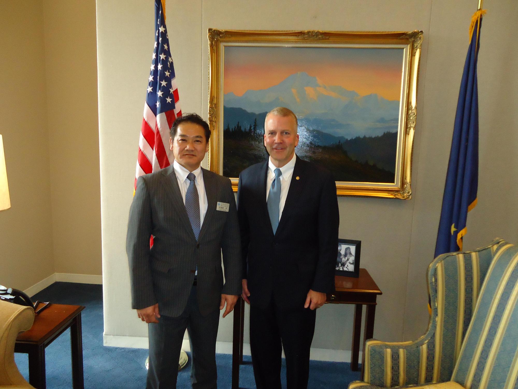 市長とダン・サリバン上院議員の記念写真