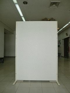 有孔ボードを縦に置いてある写真