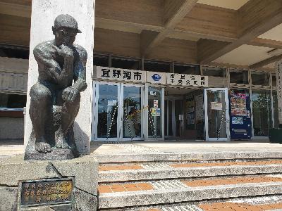 市民会館正面入り口と考える人