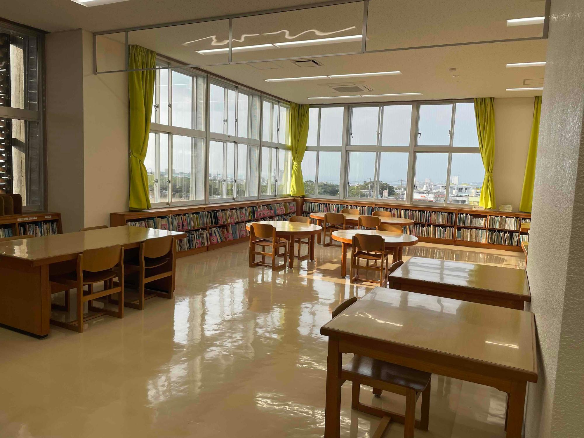 図書室内の風景写真