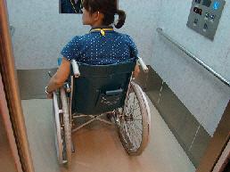 車いすの利用者がエレベータに乗っている写真