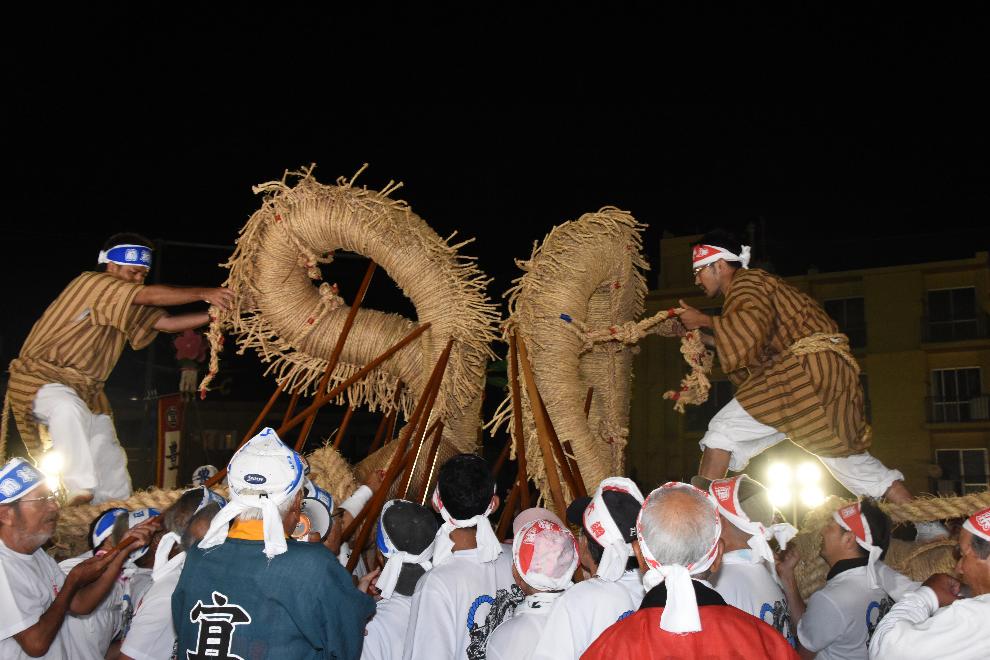 宜野湾地区の大綱引きで綱をかけようとしている写真