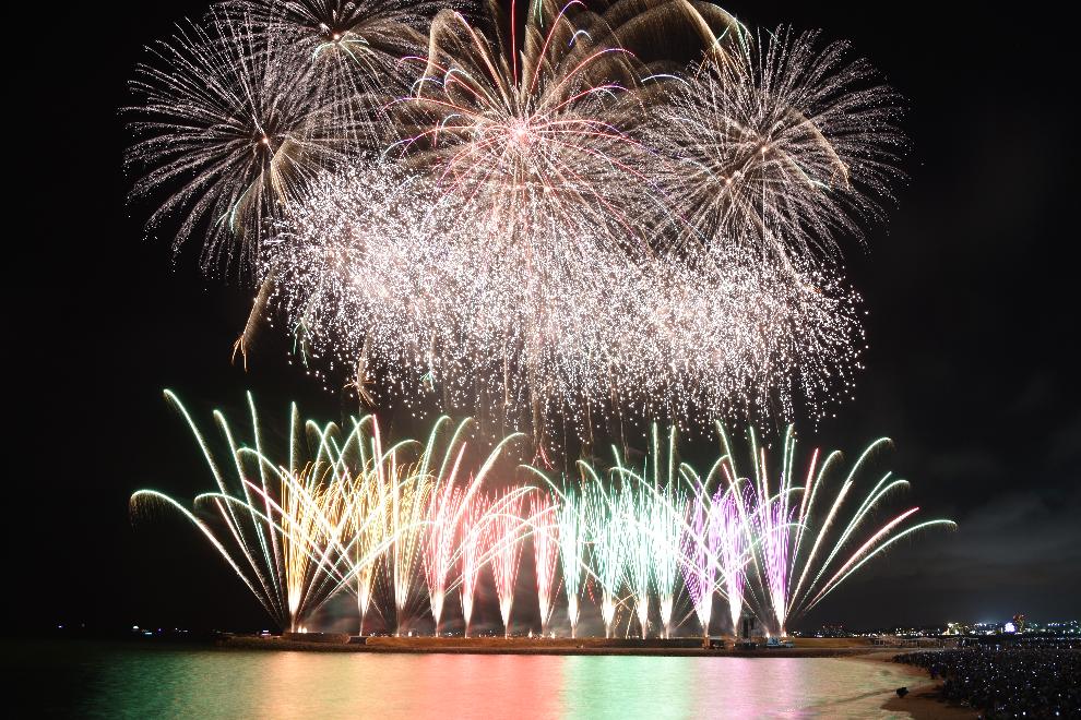 琉球海炎祭で花火を盛大に打ち上げている写真