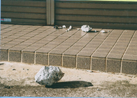 シャッターの前に石畳があり、その前に白い石が写っている写真