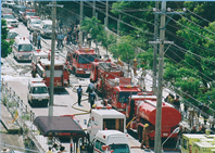 消防車や救急車、パトカーなどが道路に縦並びで停まっている写真