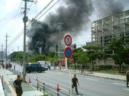 火事が起きている敷地に消防車や救急車が入ろうとしている写真