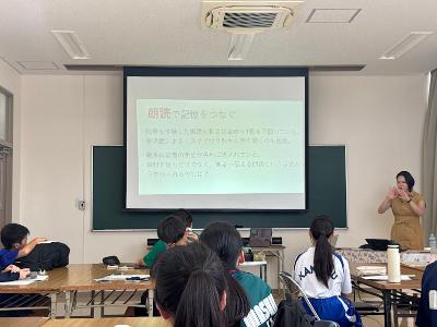 朗読の仕方を学ぶ様子