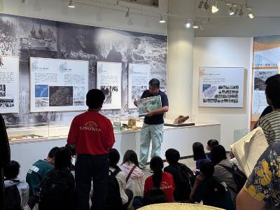 博物館長の館内を解説する様子