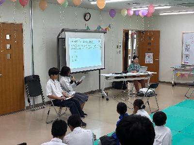平和大使が報告会で発表する様子