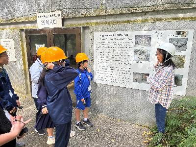 沖縄陸軍病院南風原壕群20号の見学の様子