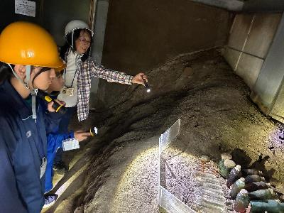 沖縄陸軍病院南風原壕群の中で見学する様子