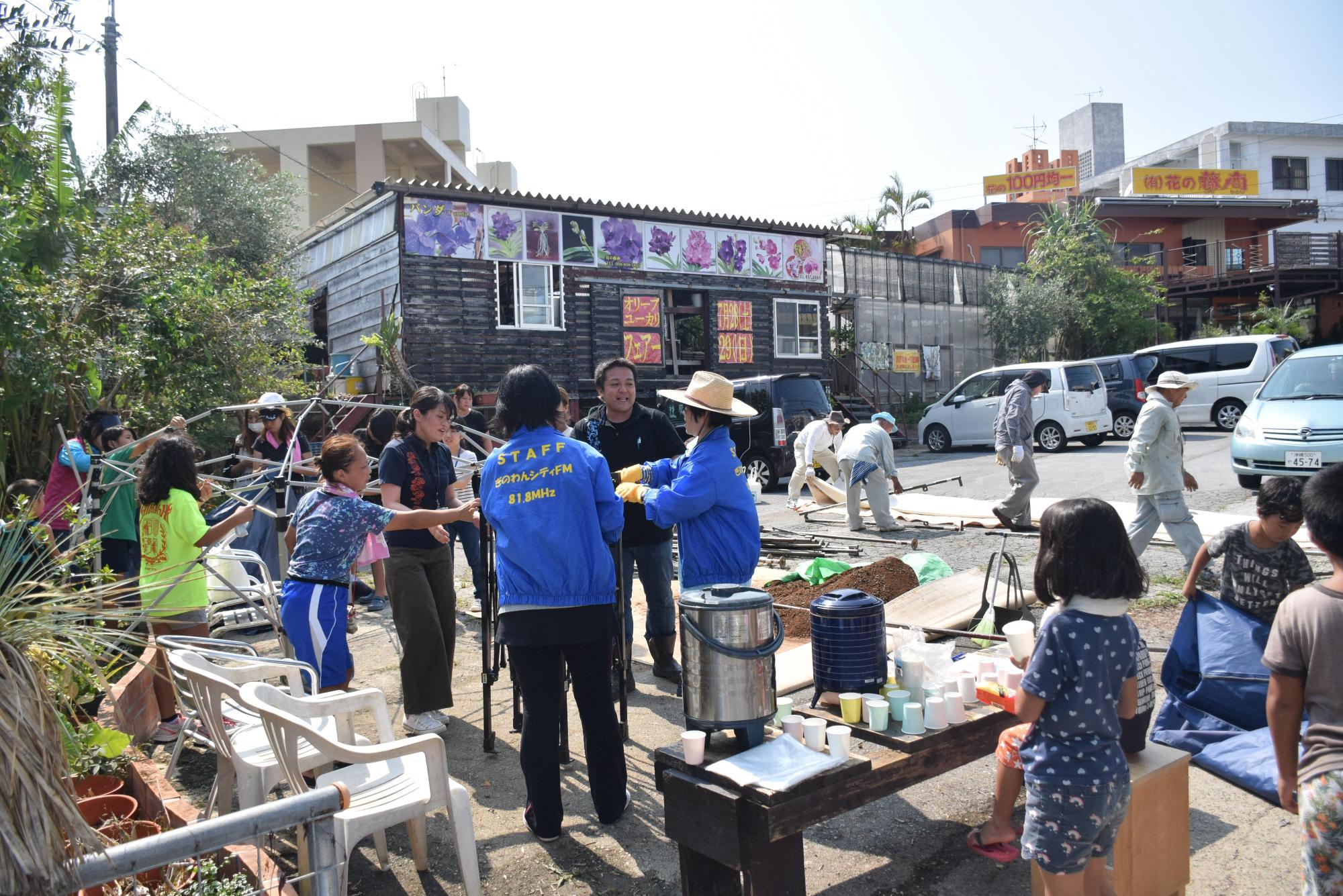 屋外で作業をしている参加者とフラワーロード実行委員会の方々の写真