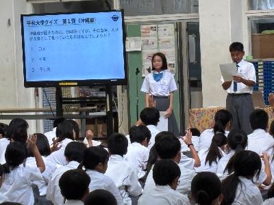 平和大使が中学校で平和授業を行う様子