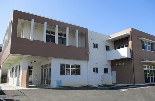 2階建てで白と茶色の外壁をした長田児童館外観の写真