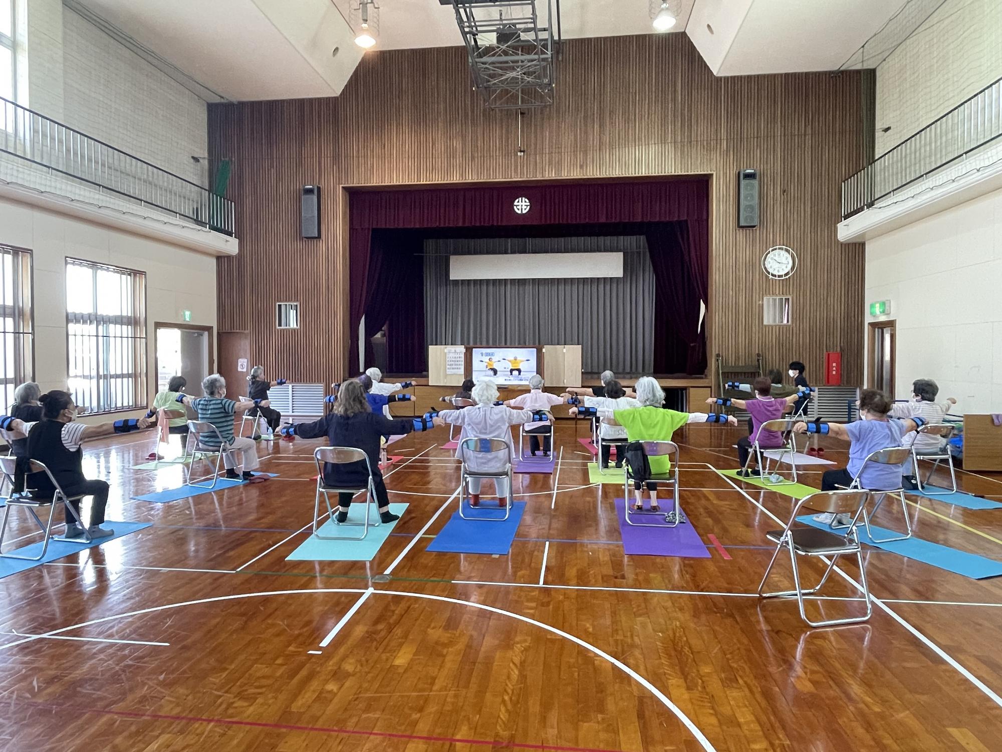 100歳体操している様子