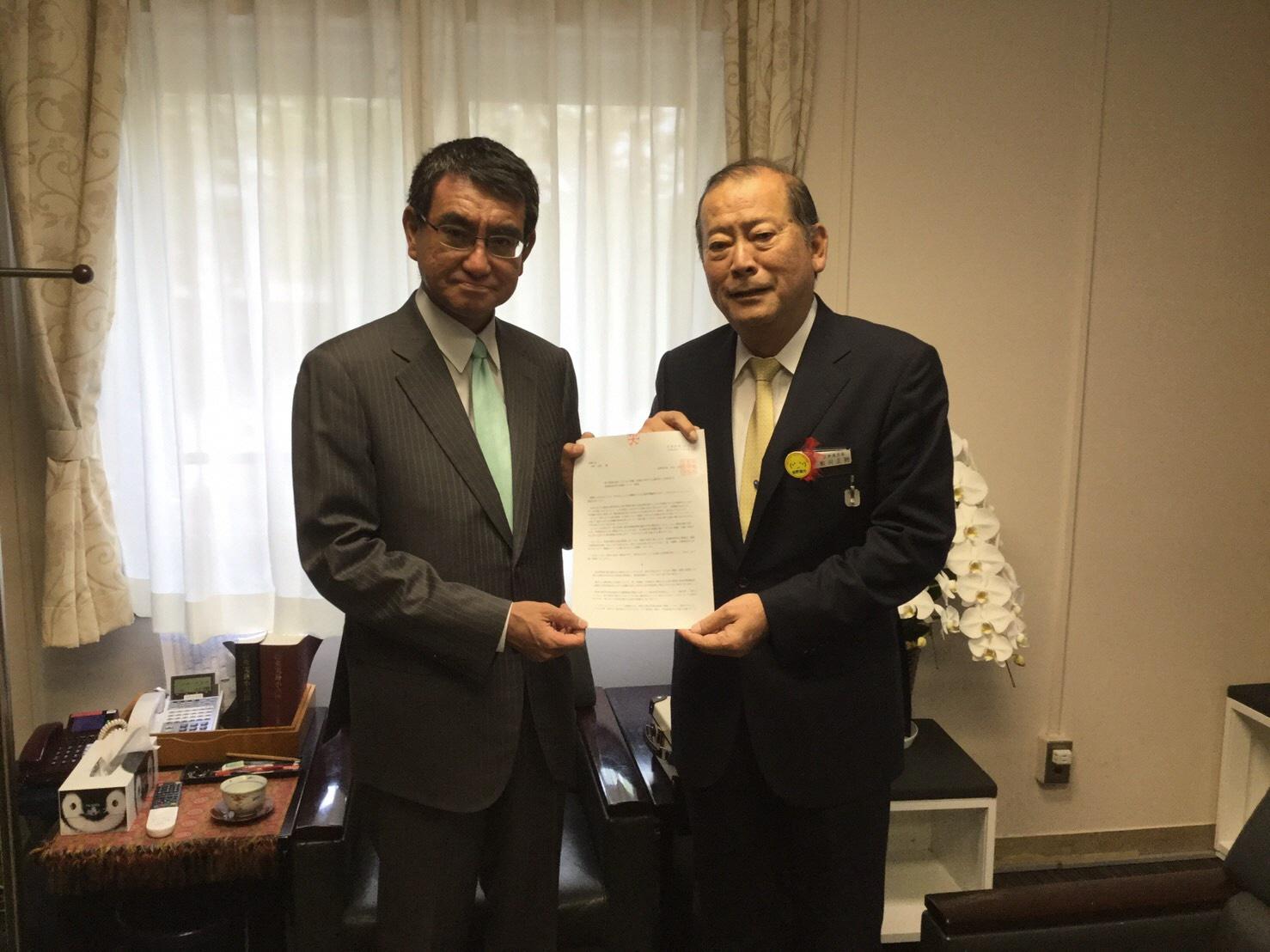 市長と河野防衛大臣が一緒に書類を持ち写っている写真