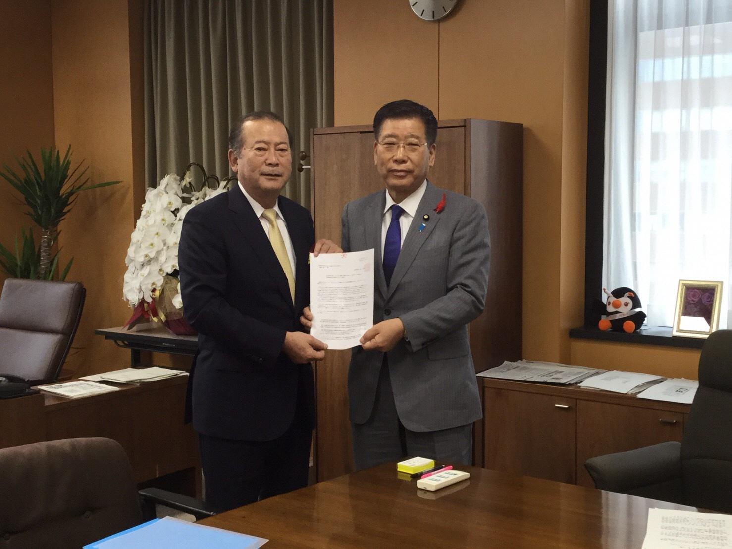 市長と衛藤内閣府特命担当大臣が一緒に書類を持っている写真