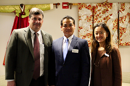 中心に市長、左側にマーク・ランバート次官補代理代行、右側にジュリー・チャン日本部長が並んで撮影した記念写真