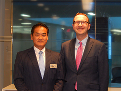 市長とニコラス・セチェーニ日本担当副部長の記念写真