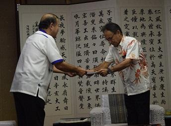 市長が沖縄県知事に書類を手渡している写真