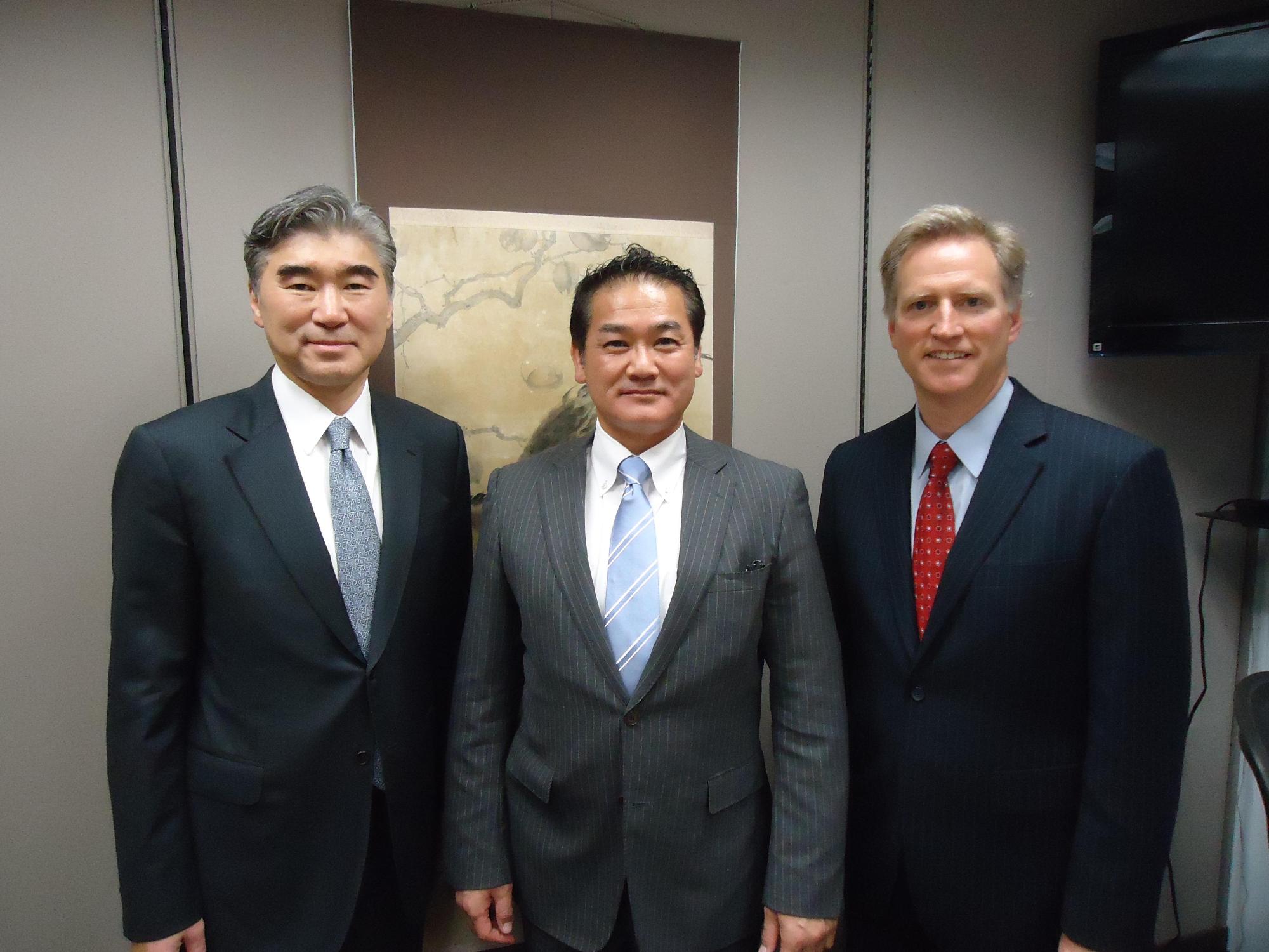 市長を中心に、ソン・キム次官補代理とジョセフ・ヤング日本部長で記念写真