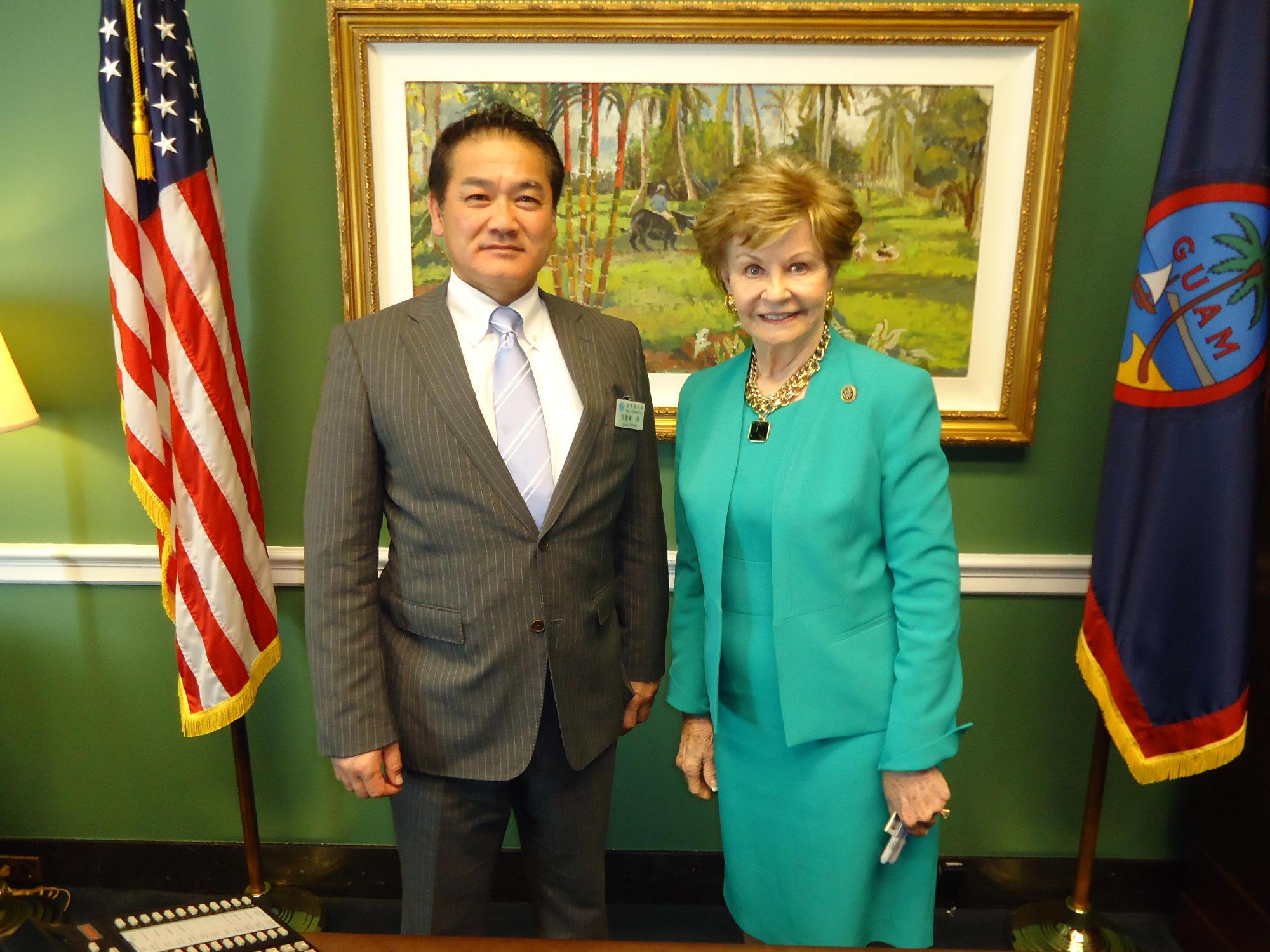 市長とマデリーン・ボルダリオ下院議員の記念写真