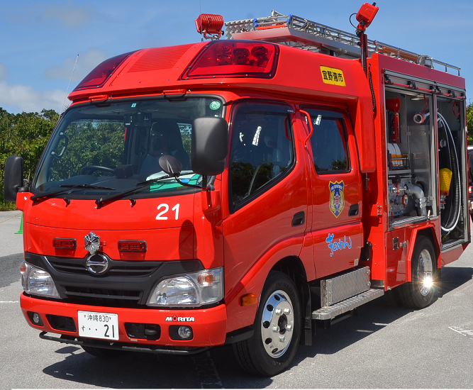 赤色の水槽付ポンプ自動車を右斜めから見たアップ写真