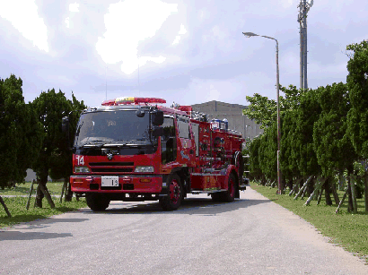 赤色の水槽付ポンプ自動車を右斜めから見た写真