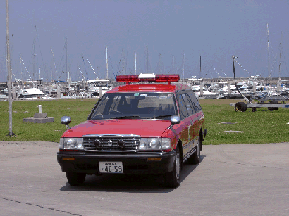 赤色の連絡車を正面から見た写真