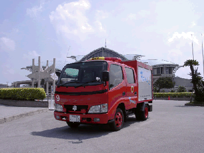 赤色の消機材搬送車を右斜めから見た写真