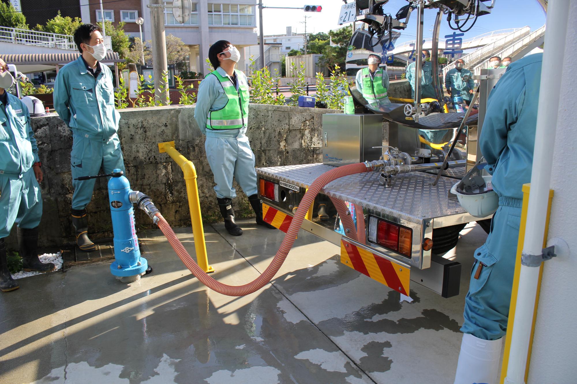 給水栓から給水車搭載タンクへ注水